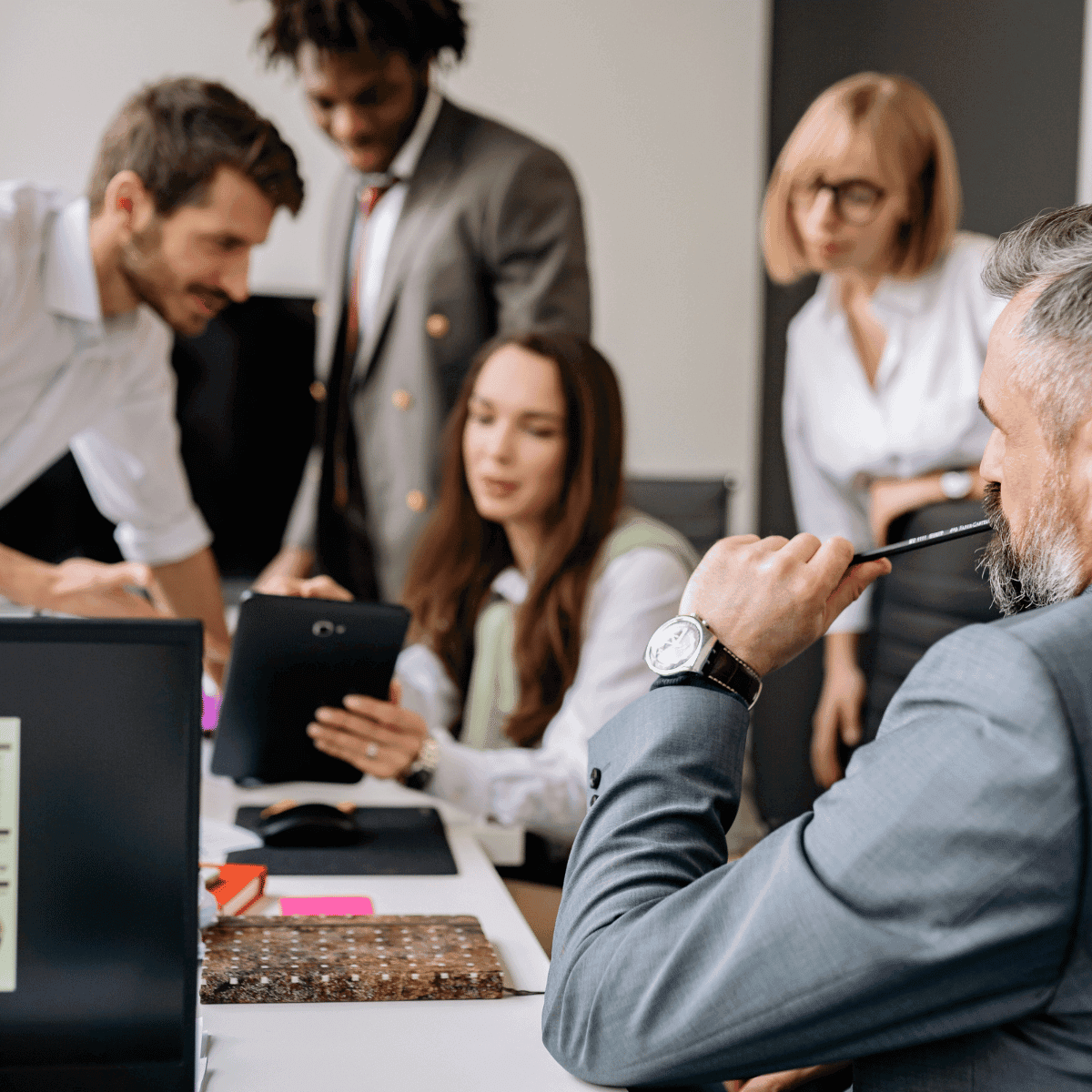 Dirigeant de PME en réunion avec son équipe